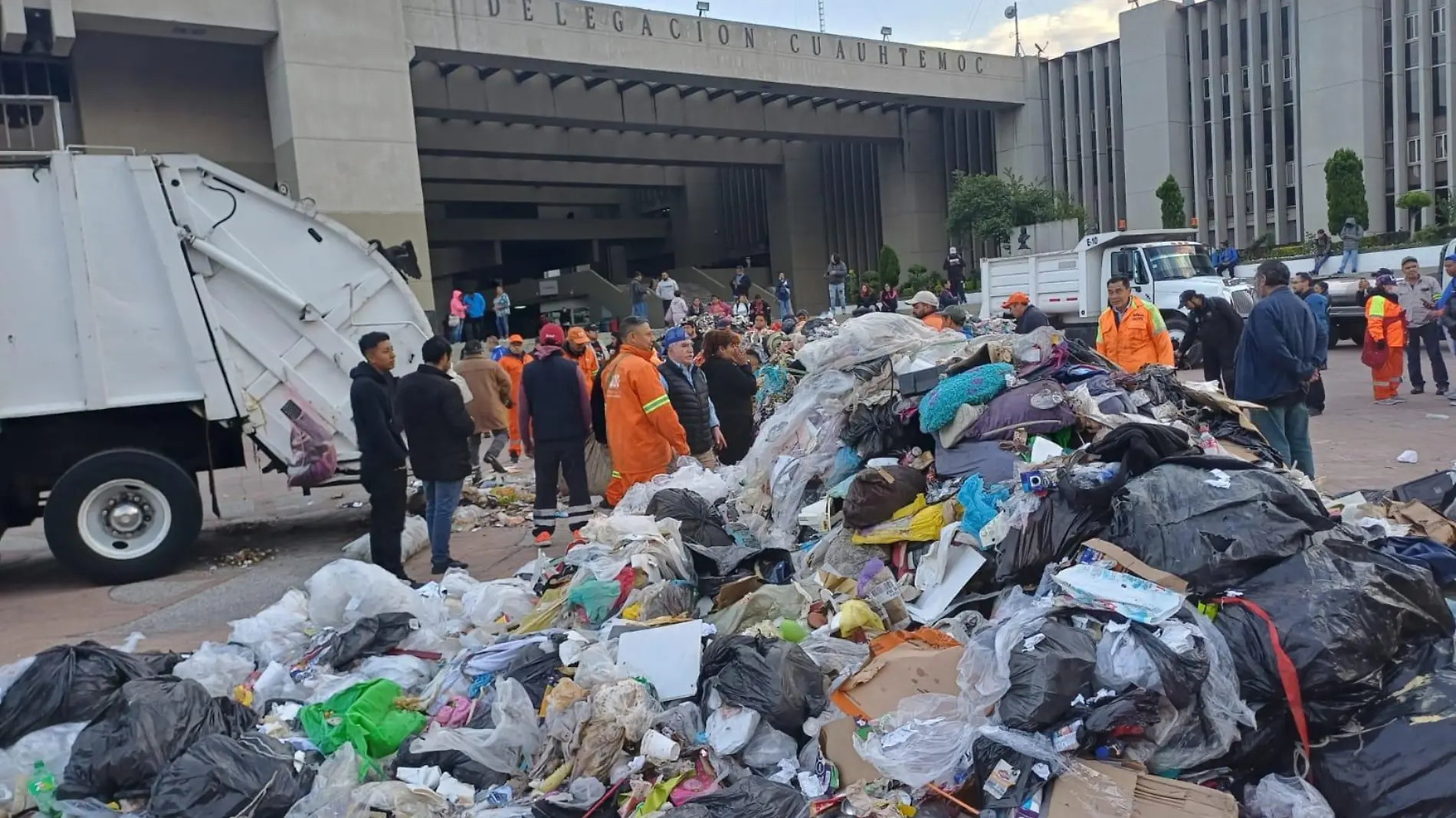 ¿Y la Ley de Residuos? Recolectores tardan hasta 2 horas separando la basura a pie de camión